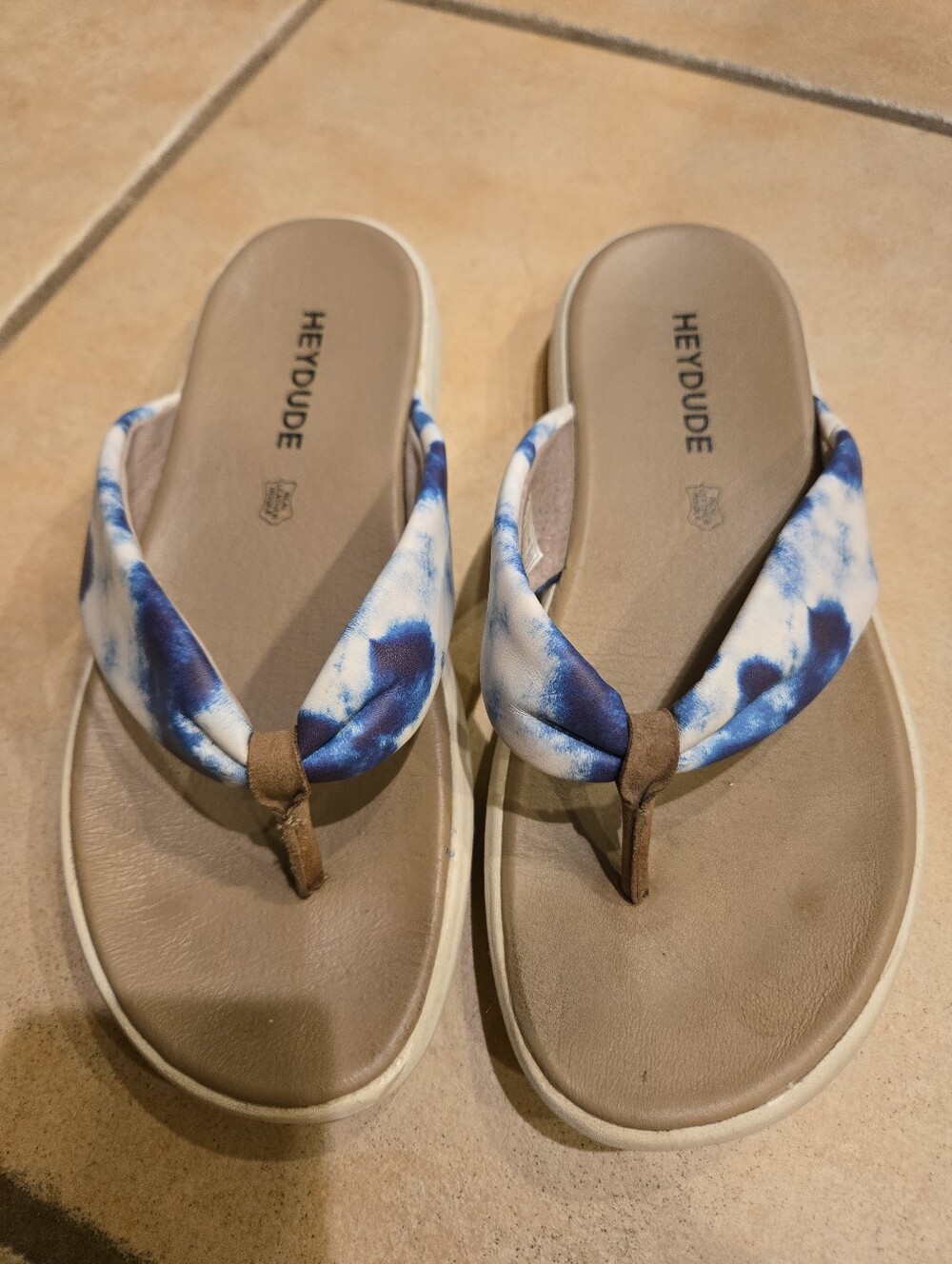 Hey Dude Women’s Julie Tie-Dye Blue & White Leather Footbed Flip Flop Sandals 8
